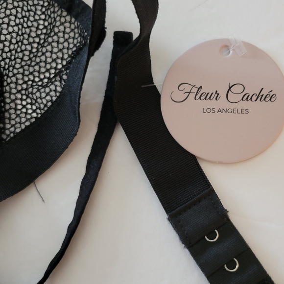 Chic Midnight Lace Robe - Picture 7 of 8